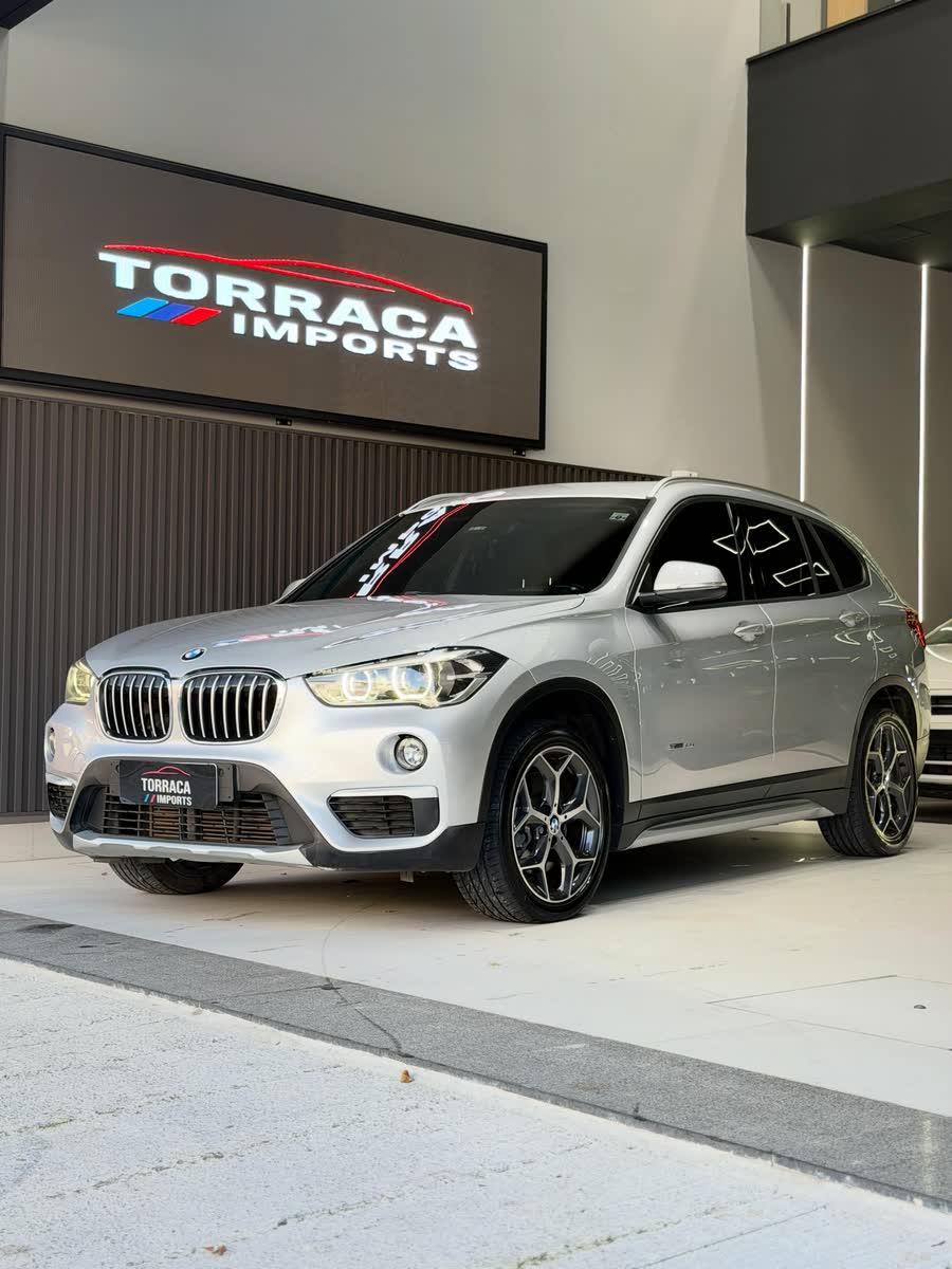 BMW X1 X-Line 2.0 ActiveFlex 2016/2017, cor prata