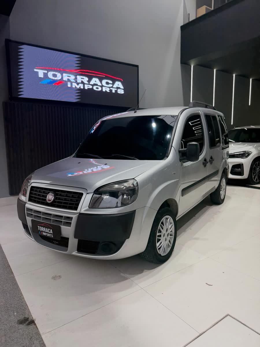 Fiat Doblò Essence 1.8 7 lugares 2021, cor prata