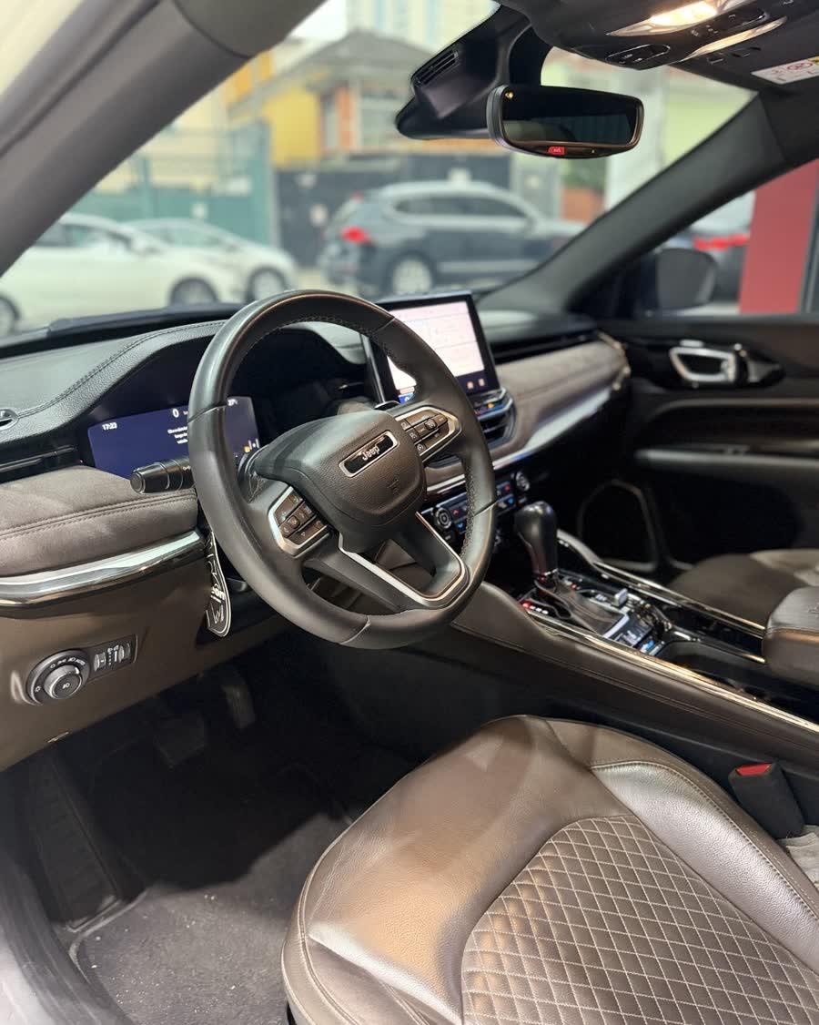 Jeep Commander Overland 2.0 Diesel Interior Mocha 2023 — foto 6 de 8