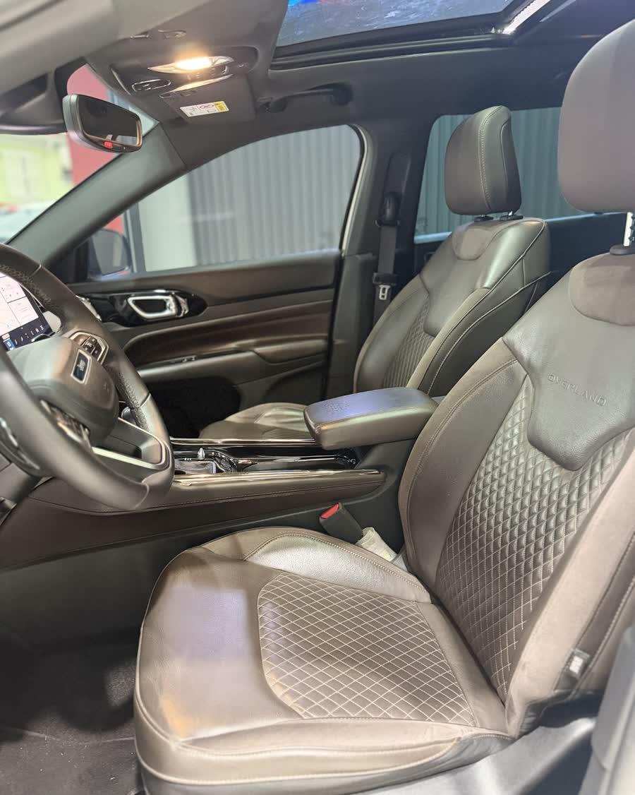 Jeep Commander Overland 2.0 Diesel Interior Mocha 2023 — foto 8 de 8